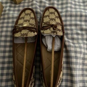 Michael Kors Juliette Moccasins – Beige/Ebony – Size 10